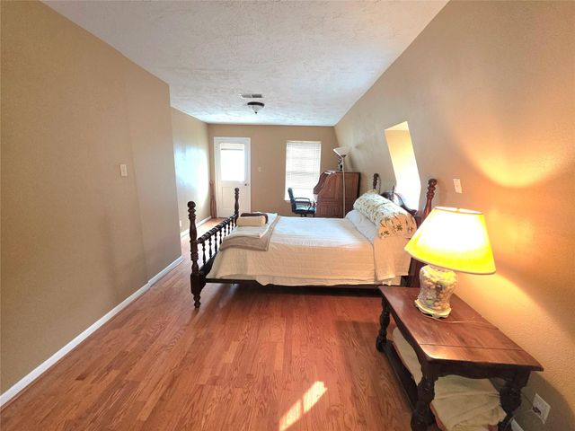 398 Lakeshore S, Onalaska, TX 77360