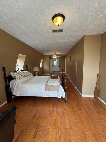 398 Lakeshore S, Onalaska, TX 77360
