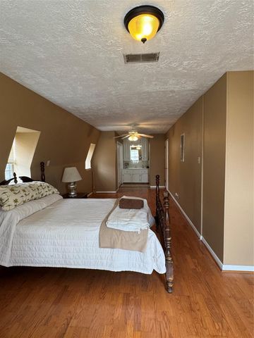 398 Lakeshore S, Onalaska, TX 77360