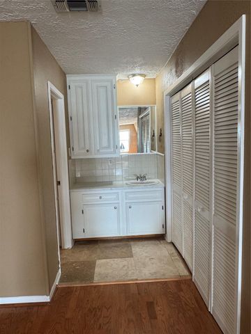 398 Lakeshore S, Onalaska, TX 77360