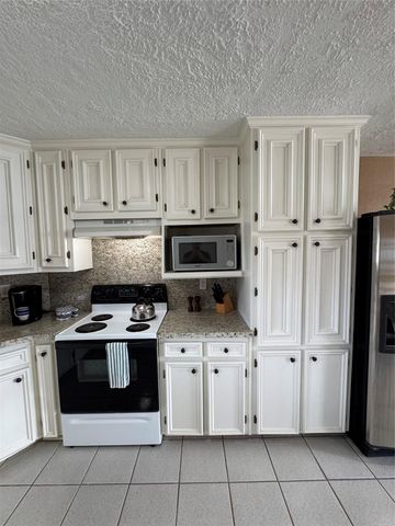 398 Lakeshore S, Onalaska, TX 77360