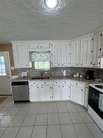 398 Lakeshore S, Onalaska, TX 77360