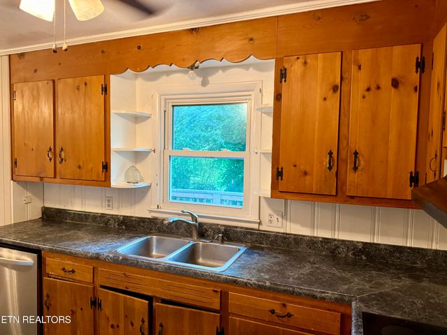 321 Walnut Valley Rd, Clinton, TN 37716