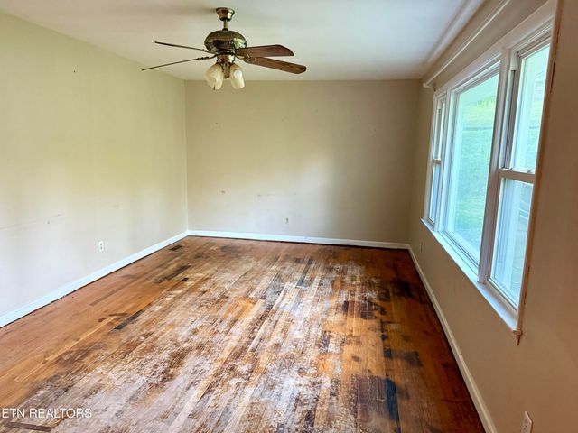321 Walnut Valley Rd, Clinton, TN 37716