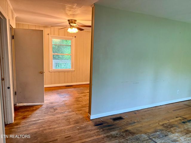 321 Walnut Valley Rd, Clinton, TN 37716