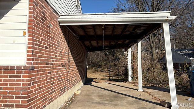 705 Palace Court, St Louis, MO 63135