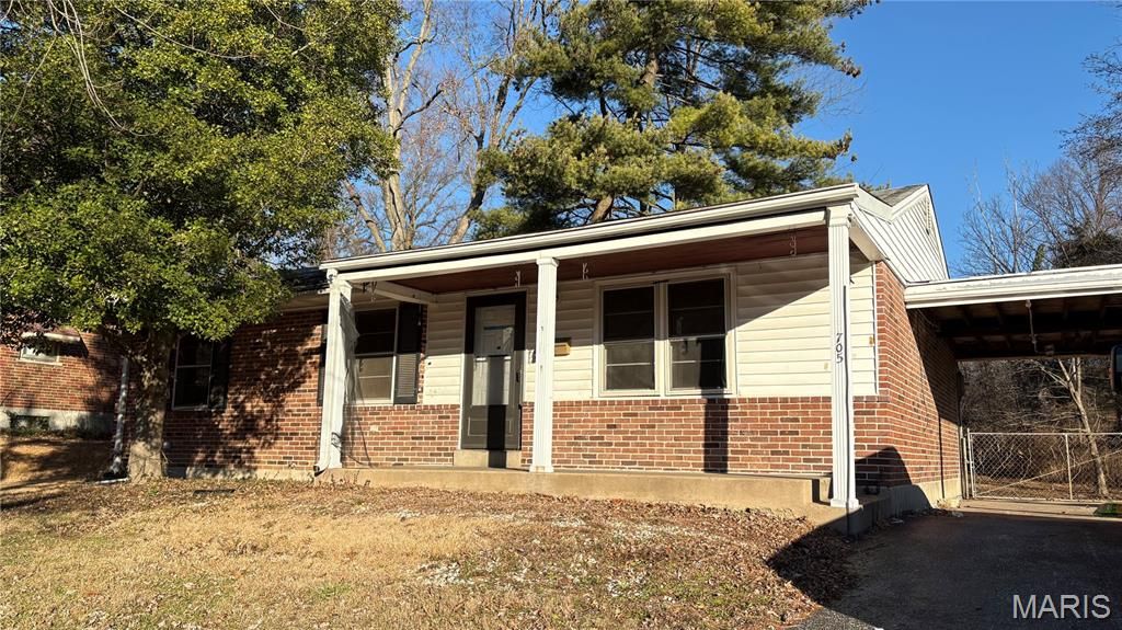 705 Palace Court, St Louis, MO 63135