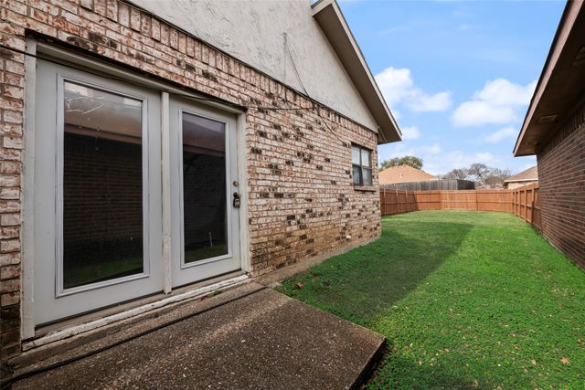 1135 Southpointe Drive, Desoto, TX 75115