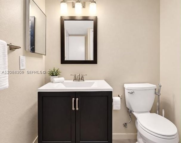 182 Lakeview Dr 204, Weston, FL 33326