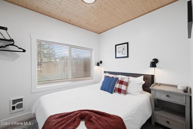 96 4th St, Ponderay, ID 83852