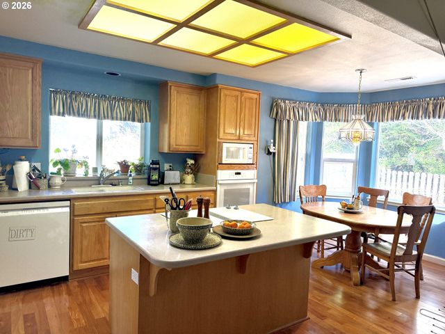 65 SHORELINE Dr, Florence, OR 97439