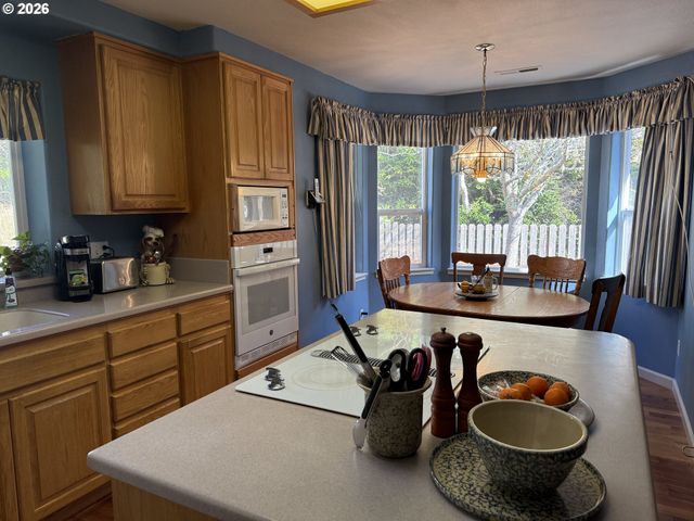 65 SHORELINE Dr, Florence, OR 97439