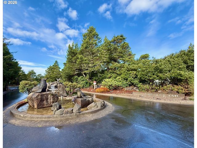 65 SHORELINE Dr, Florence, OR 97439