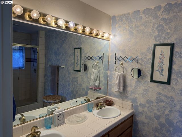 65 SHORELINE Dr, Florence, OR 97439