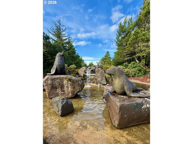 65 SHORELINE Dr, Florence, OR 97439