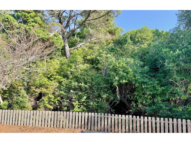 65 SHORELINE Dr, Florence, OR 97439