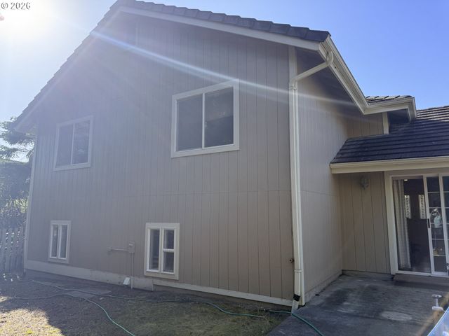65 SHORELINE Dr, Florence, OR 97439