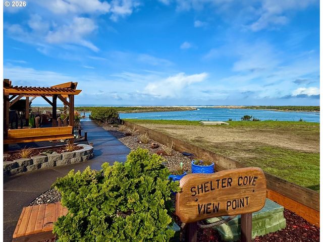 65 SHORELINE Dr, Florence, OR 97439