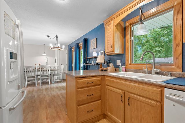 1721 3rd ST SE, Minot, ND 58701