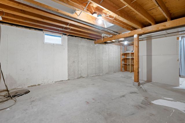 1721 3rd ST SE, Minot, ND 58701