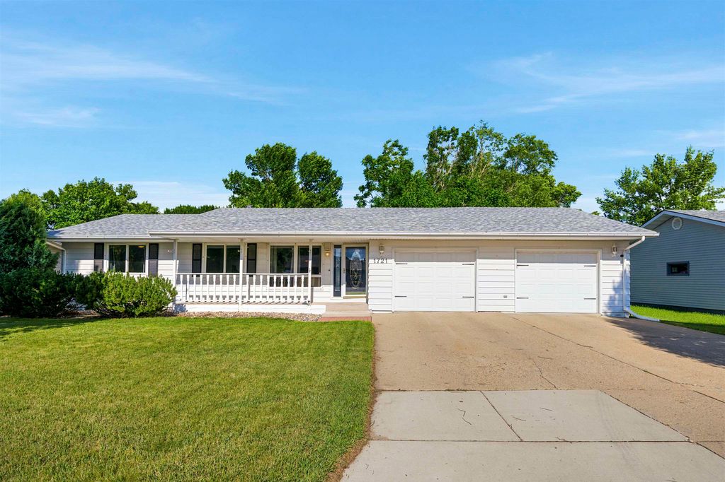 1721 3rd ST SE, Minot, ND 58701