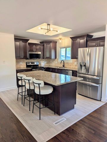 293 Wellington Drive, Crystal Lake, IL 60014