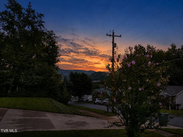 607 South 2nd Street, Elizabethton, TN 37643