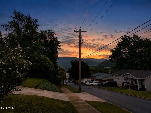 607 South 2nd Street, Elizabethton, TN 37643