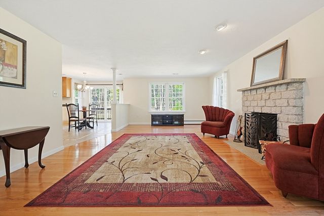 5 Chestnut St, Plainville, MA 02762