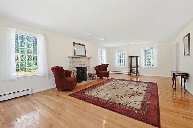 5 Chestnut St, Plainville, MA 02762