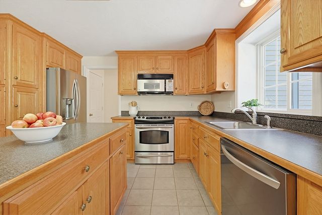 5 Chestnut St, Plainville, MA 02762