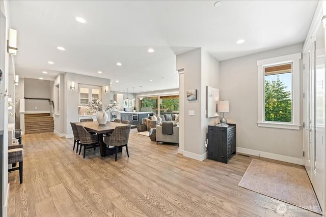 11822 Holmes Point Drive NE, Kirkland, WA 98034