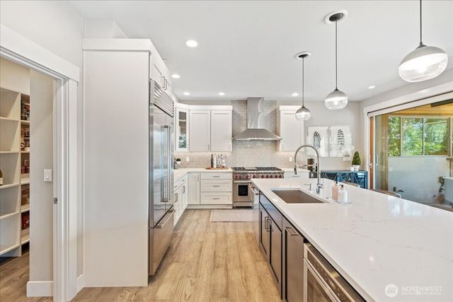 11822 Holmes Point Drive NE, Kirkland, WA 98034