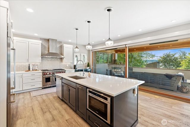 11822 Holmes Point Drive NE, Kirkland, WA 98034