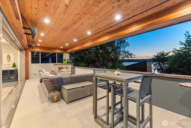 11822 Holmes Point Drive NE, Kirkland, WA 98034