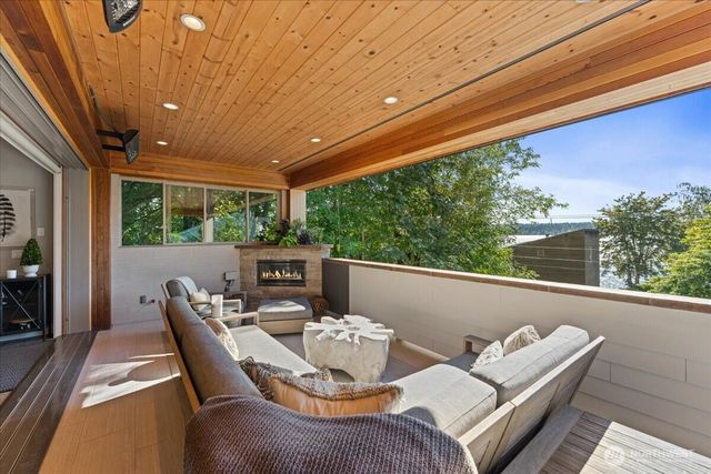 11822 Holmes Point Drive NE, Kirkland, WA 98034