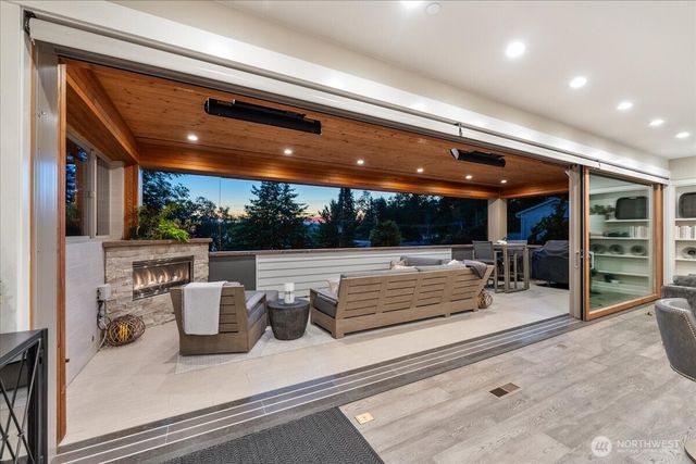 11822 Holmes Point Drive NE, Kirkland, WA 98034