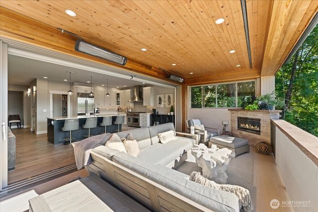 11822 Holmes Point Drive NE, Kirkland, WA 98034