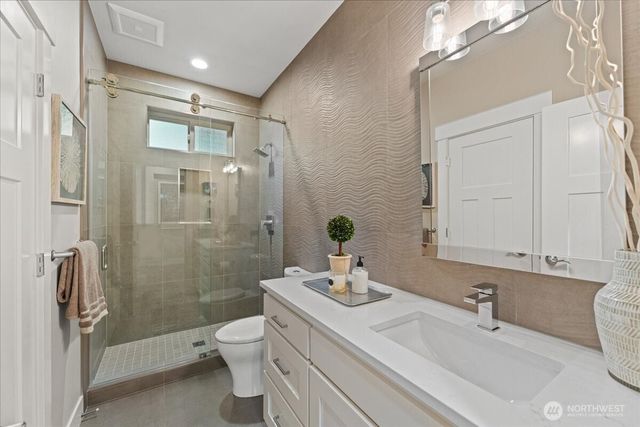 11822 Holmes Point Drive NE, Kirkland, WA 98034