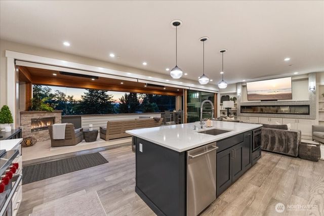 11822 Holmes Point Drive NE, Kirkland, WA 98034