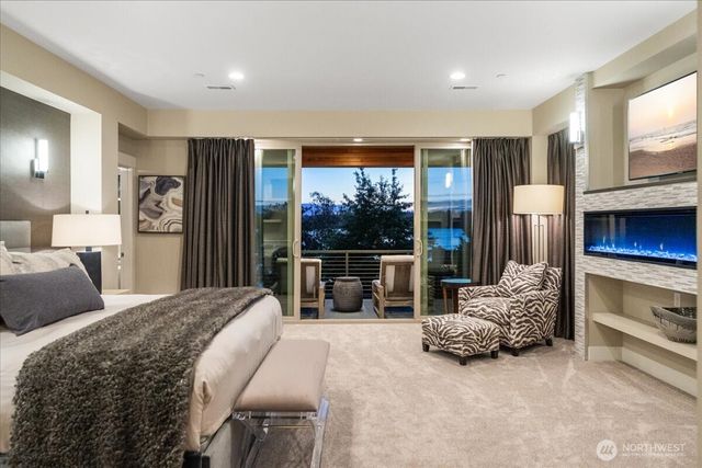 11822 Holmes Point Drive NE, Kirkland, WA 98034