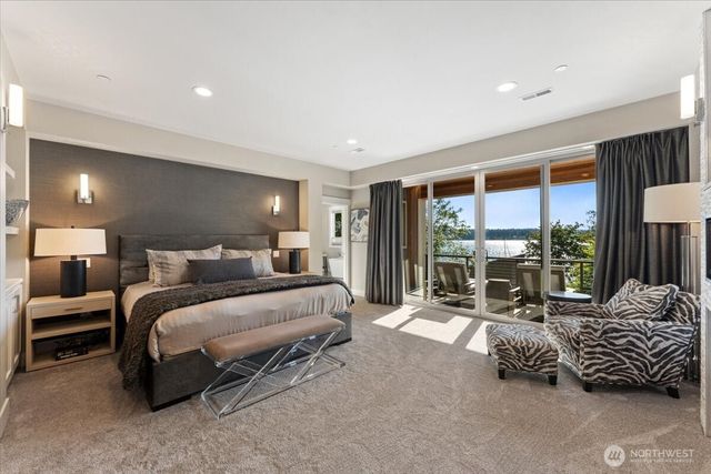 11822 Holmes Point Drive NE, Kirkland, WA 98034