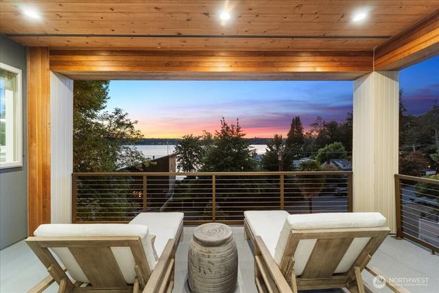11822 Holmes Point Drive NE, Kirkland, WA 98034