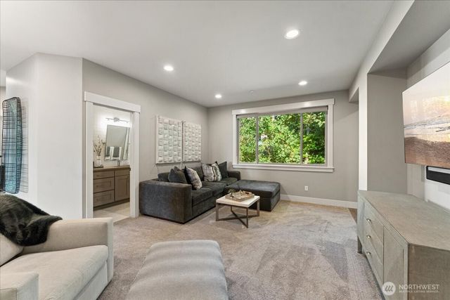11822 Holmes Point Drive NE, Kirkland, WA 98034