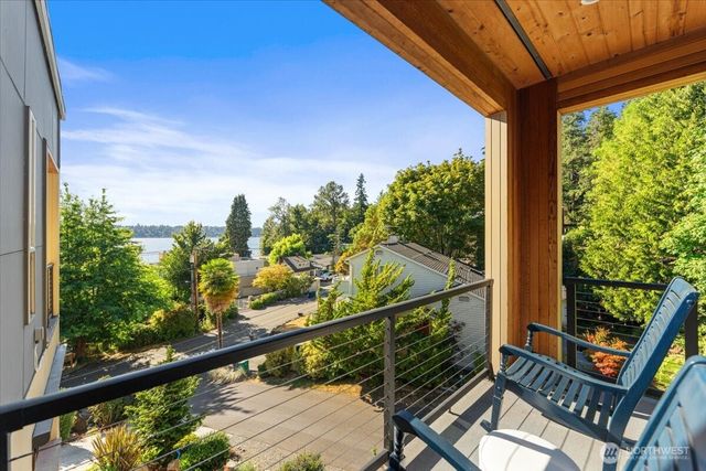 11822 Holmes Point Drive NE, Kirkland, WA 98034
