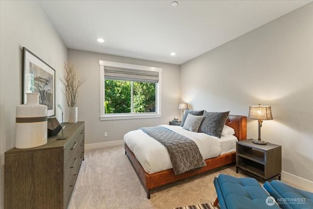 11822 Holmes Point Drive NE, Kirkland, WA 98034