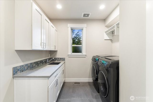 11822 Holmes Point Drive NE, Kirkland, WA 98034