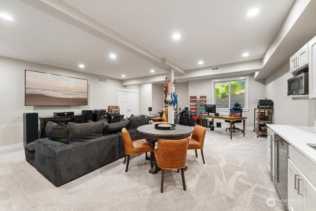 11822 Holmes Point Drive NE, Kirkland, WA 98034