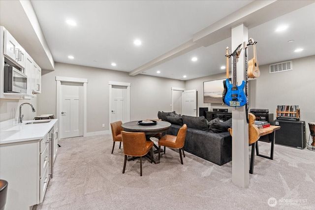 11822 Holmes Point Drive NE, Kirkland, WA 98034