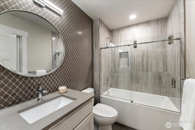 11822 Holmes Point Drive NE, Kirkland, WA 98034